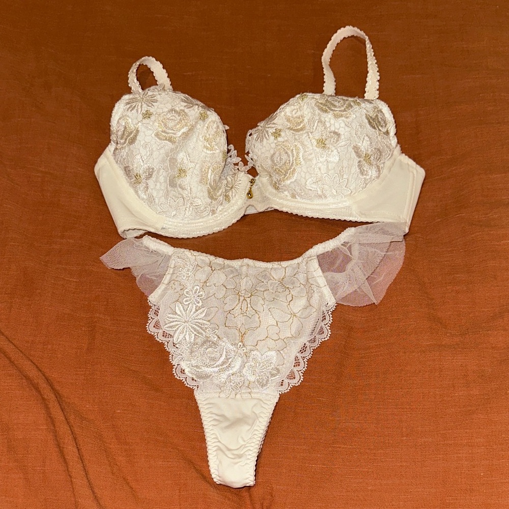 Luxurious Cream Lace Bra and Panty Set